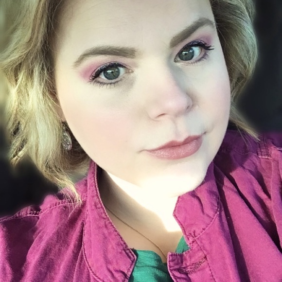 Meet your Posher, Amanda - Picture 2 of 3